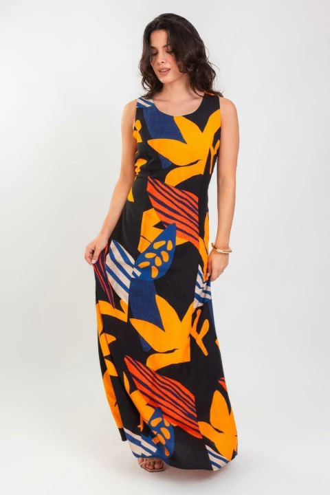 Mulher vestindo um vestido longo estampado com cores vibrantes.