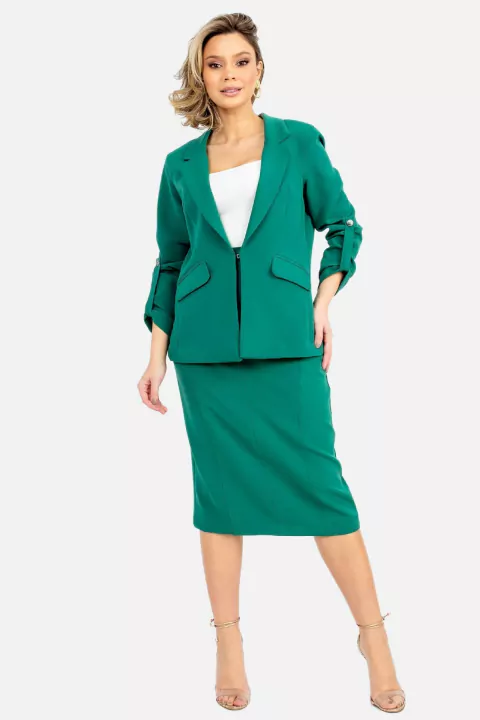 Mulher usando saia midi alfaiataria verde com blazer combinando