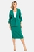 Modelo usando saia midi alfaiataria verde com blazer combinando.