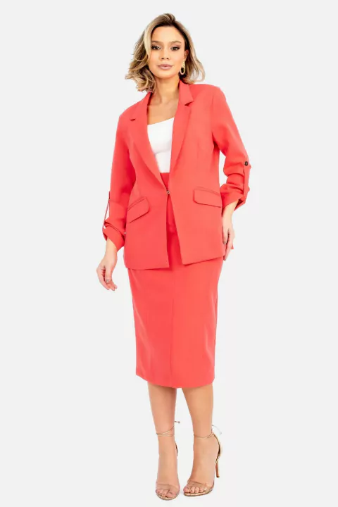 Mulher vestindo conjunto de alfaiataria coral com saia midi e blazer