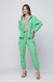 Look completo com jaqueta Rubinella verde e calça combinando, criando um visual utilitário e moderno.