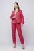 Look completo com jaqueta Rubinella rosa pitaya e calça combinando, em estilo utilitário.