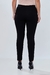 Calça básica preta feminina vista de costas, ideal para looks de trabalho e estilo clássico.