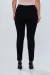Calça básica preta feminina vista de costas, ideal para looks de trabalho e estilo clássico.