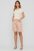 Modelo usando a Bermuda Comfy Amarração Cós Rosa Rubinella com blusa clara e salto.