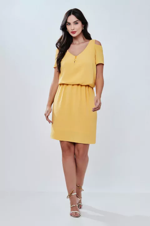 Vestido Curto Detalhe Ombros Amarelo Rubinella, look completo com sandálias douradas, vista frontal.