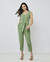 Calça Pescador de Alfaiataria Verde Bambu Rubinella, look completo com blusa sem mangas, vista frontal.
