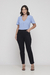 Look completo com a Blusa Decote V Azul Céu Rubinella combinada com calça preta, ideal para um visual moderno.