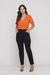 Look completo com a Blusa Básica Decote V Laranja Rubinella combinada com calça preta, ideal para um visual casual e moderno.