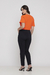 Vista lateral da Blusa Básica Decote V Laranja Rubinella, mostrando os detalhes do corte e a combinação com calça skinny.