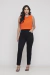 Vista frontal completa da Regata Gola Degagê Laranja Rubinella combinada com calça preta.
