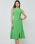 Mulher vestindo um vestido midi verde com decote quadrado.