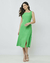Mulher usando vestido midi verde com decote quadrado