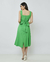 Mulher vestindo vestido midi verde com decote quadrado visto de costas.