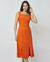 Mulher vestindo um vestido midi laranja com decote quadrado.