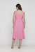 Vista traseira do Vestido Midi Rosa Rubinella, com fechamento por zíper invisível e decote em V nas costas.
