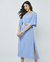 Mulher vestindo um vestido midi azul céu com cinto, ideal para looks elegantes e de trabalho.