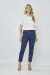 Look completo com a Camisa Manga Curta Off White Rubinella combinada com calça jeans cargo, ideal para um visual casual e moderno.