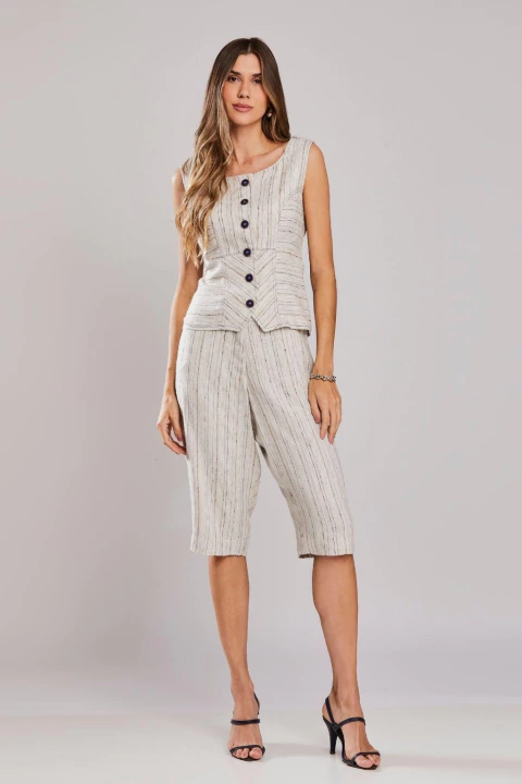 Bermuda reta de alfaiataria Melua em tecido claro com listras, usada por modelo feminina, ideal para looks elegantes de verão.