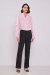 Mulher vestindo blusa Versalhes de gola chinesa rosa claro