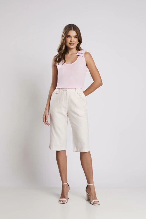Bermuda alfaiataria listrada feminina na cor clara, usada por modelo com blusa rosa, ideal para looks elegantes e sofisticados.
