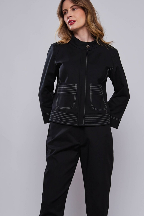 Jaqueta curta pespontada preta, ideal para o inverno, com detalhes em costura branca.