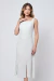 Vestido midi com decote quadrado em modelo feminino.