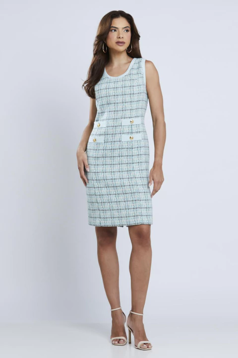 Mulher vestindo um vestido midi de tweed acqua sem mangas, com botões dourados e padrão xadrez, ideal para ocasiões elegantes.