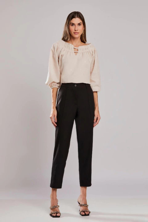 Mulher vestindo calça reta clássica business preta de alfaiataria feminina, ideal para office look e ambientes elegantes.