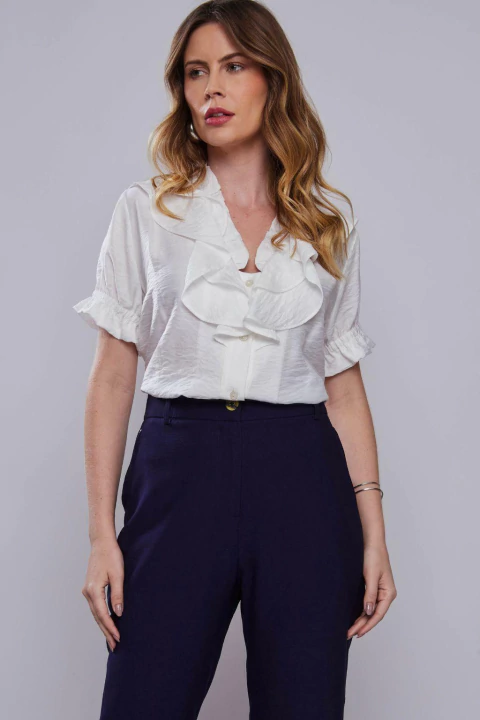 Mulher vestindo blusa de viscose off white com babados, ideal para looks de inverno e estilo office.