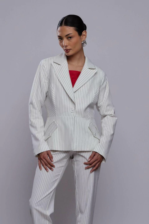 Modelo usando Blazer Risca De Giz Off White com design elegante e moderno.