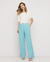 Look completo com Blusa Tecno Ice Off White Rubinella combinada com calça azul e sandálias.