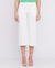 Calça Pantacourt Off White em modelo com blusa verde e sandálias brancas.