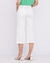 Calça pantacourt off white vista de costas, com botões dourados e bolsos traseiros, combinada com sandálias de salto alto.