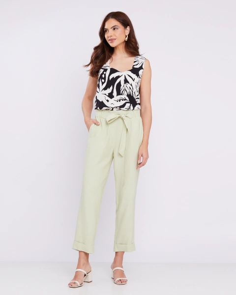Modelo de 1,78m usando Calça Alfaiataria Verde Pistache Rubinella com top estampado, destacando estilo moderno e confortável.