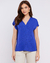 Mulher vestindo Blusa Basic Royal azul com decote em V.