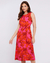 Vestido midi com estampa floral em tons de vermelho e rosa, usado por modelo.
