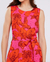Vestido midi com estampas florais em tons vibrantes de vermelho e rosa, sem mangas.