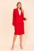 Modelo vestindo blazer crepe alfaiataria sem gola da marca rubinella