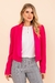Mulher vestindo blazer feminino curto pink Rubinella com lapela alongada e calça de alfaiataria.