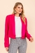 Modelo usando blazer feminino pink Rubinella de frente, destacando o corte estruturado e a lapela longa.