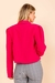 Vista traseira do blazer feminino pink Rubinella, mostrando o ajuste perfeito nas costas e o corte clássico.