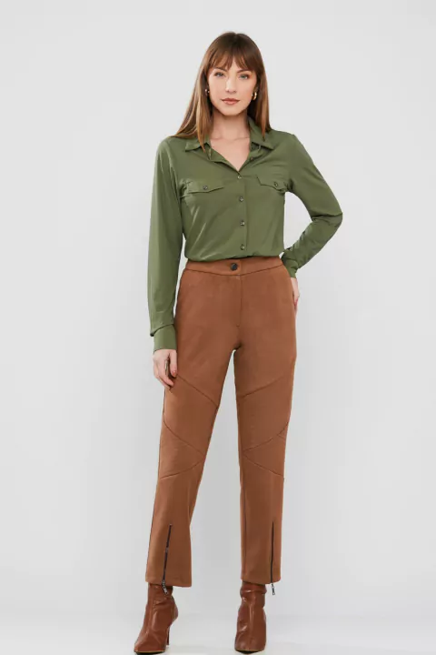 Calça Pescador Ocre Rubinella, look completo com camisa verde, vista frontal.