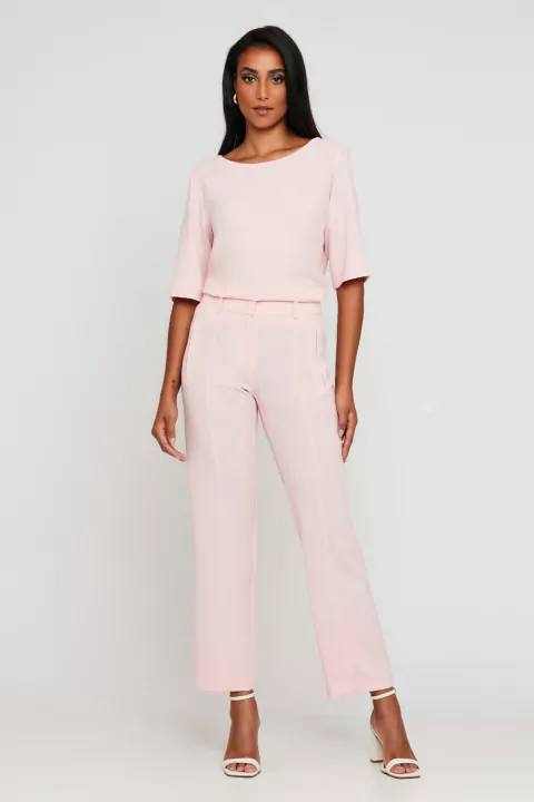 Calça Alfaiataria Reta Verona Rosa Claro Rubinella, look completo com blusa rosa claro, vista frontal.