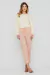 Look completo com blusa Rubinella de mangas bufantes e calça de alfaiataria rosa.