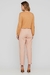 Look completo com blusa Rubinella de mangas bufantes e calça de alfaiataria rosa.