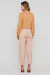 Look completo com blusa Rubinella de mangas bufantes e calça de alfaiataria rosa.