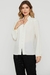 Mulher usando a Blusa Decote V Provence Off White Rubinella, destacando os botões forrados e mangas bufantes.