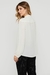 Vista traseira da Blusa Decote V Provence Off White Rubinella, com pala sobreposta nos ombros.
