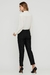 Detalhe das costas da Blusa Decote V Provence Off White Rubinella, mostrando o caimento elegante e as mangas bufantes.